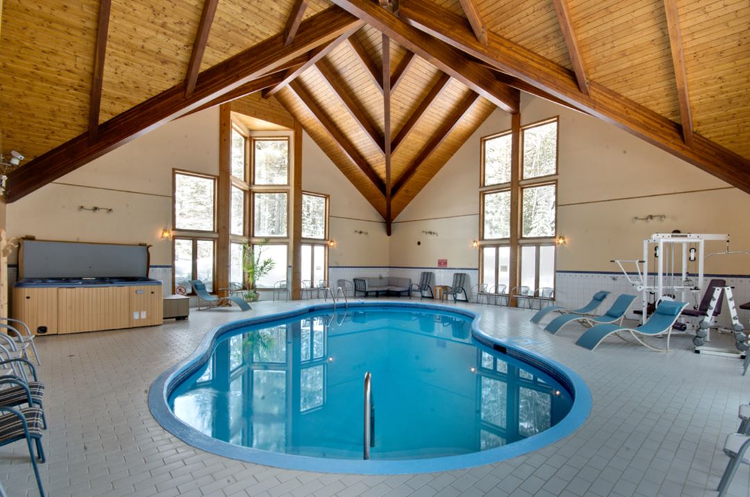 Piscine intérieure.